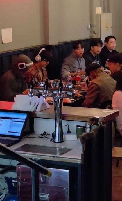 BTS en un restaurante en Flores