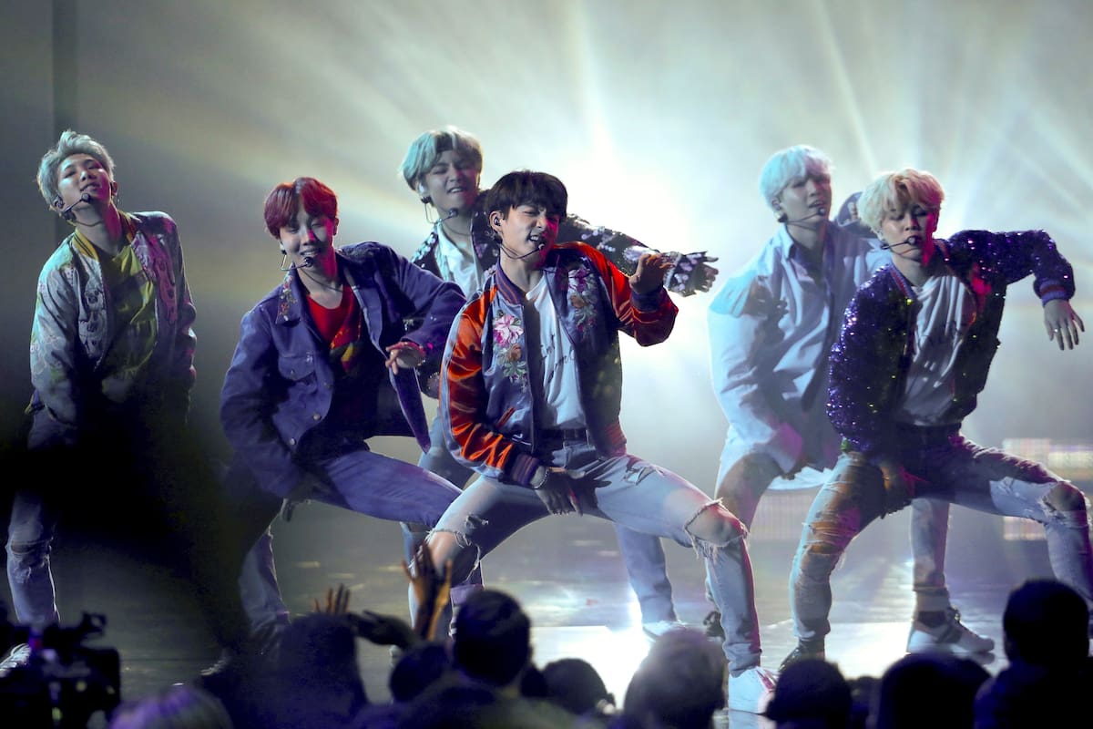 BTS presenta "DNA" en los American Music Awards en el Microsoft Theatre en Los Ángeles.