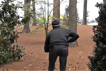 Bubba Watson observa después de sacar la pelota de los árboles en el hoyo 18