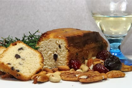 Budín de manteca con frutos secos y desecados.