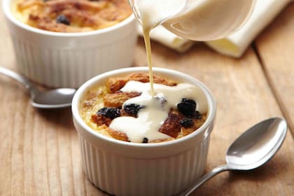 Budín de pan en porciones individuales.