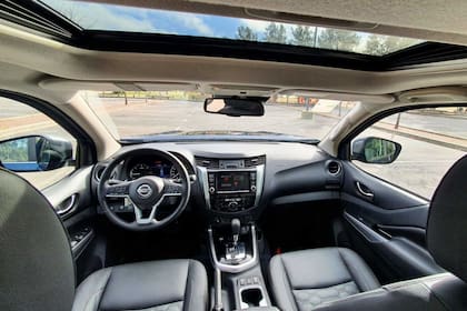 Buen equipamiento en el interior de la Nissan Frontier Platinum