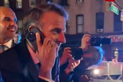 Buen humor entre los presidentes: Macron llamó por teléfono a Trump para que apurara el paso en la calle porque no lo dejaban pasar.