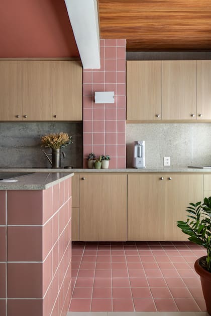 Buena entrada de luz, una circulación fluida, colores engamados y amplia superficie de trabajo, en una cocina para disfrutar.