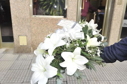 "Buena gira, descansá en paz. Besos a René", dice la tarjeta de uno de los arreglos florales enviados a la casa velatoria