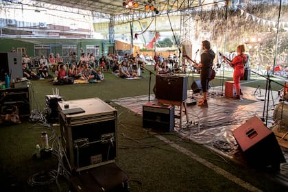 Buena música, en un predio de fútbol 5
junto a las vías.