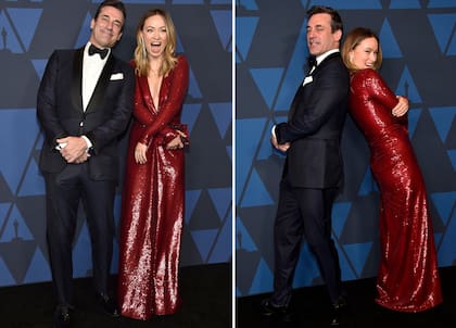 Buena onda. Jon Hamm y Olivia Wilde jugaron para las cámaras antes de entrar a la ceremonia