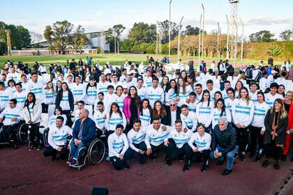 Buena parte de la delegación que viajará a Santiago 2023 estuvo este jueves en el Cenard