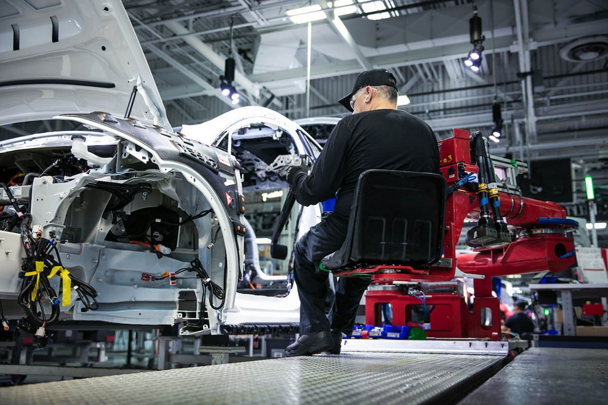 Buena parte de la fabricación de autos Tesla está robotizada