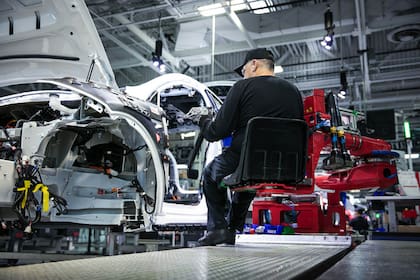 Buena parte de la fabricación de autos Tesla está robotizada