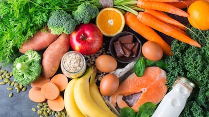 Buenas fuentes de fibra incluyen cereales integrales, frutas, verduras y legumbres