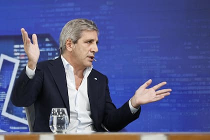 Buenos Aires 10nov2025 . El Ministro De Economía Luis Toto Caputo, visita el canal La Nación+ .