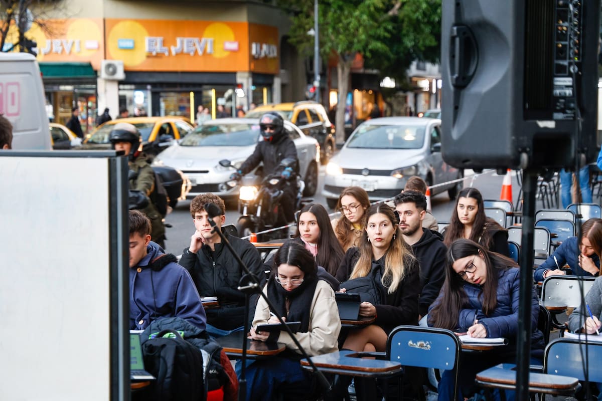 Buenos Aires 11may26. En la Facultad de Ciencias Economicas de UBA se desarrolla una Clase Pública, sobre la av. Córdoba en reclamo del cumplimiento de la Ley de Financiamiento Universitario.