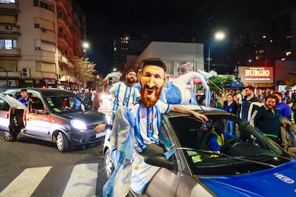 Buenos Aires 15jul26. Mundial 2026, copa del mundo, festejos por el triunfo de la selección Argentina sobre Inglaterra en la Semifinal del Mundial 2026. Esquina de Cabildo y Juramento