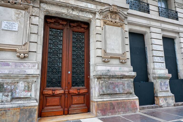 Buenos Aires 18ago26. Av. De Mayo, deterioro de fachadas, locales vacíos, bares cerrados y edificios vacíos ubicados en las cuadras comprendidas entre Cerrito/ Lima y Sáenz Peña/Paraná.