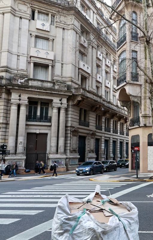 Buenos Aires 18ago26. Av. De Mayo, deterioro de fachadas, locales vacíos, bares cerrados y edificios vacíos ubicados en las cuadras comprendidas entre Cerrito/ Lima y Sáenz Peña/Paraná.