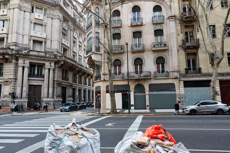 Buenos Aires 18ago26. Av. De Mayo, deterioro de fachadas, locales vacíos, bares cerrados y edificios vacíos ubicados en las cuadras comprendidas entre Cerrito/ Lima y Sáenz Peña/Paraná.