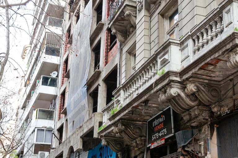 Buenos Aires 18ago26. Av. De Mayo, deterioro de fachadas, locales vacíos, bares cerrados y edificios vacíos ubicados en las cuadras comprendidas entre Cerrito/ Lima y Sáenz Peña/Paraná.