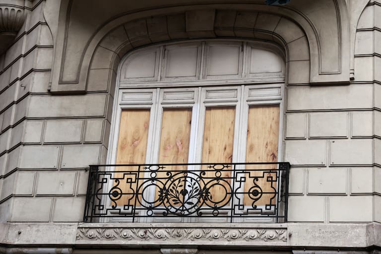 Buenos Aires 18ago26. Av. De Mayo, deterioro de fachadas, locales vacíos, bares cerrados y edificios vacíos ubicados en las cuadras comprendidas entre Cerrito/ Lima y Sáenz Peña/Paraná.