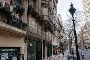 Deterioro en una de las avenidas porteñas más lindas: 400 metros de locales cerrados y edificios imponentes abandonados