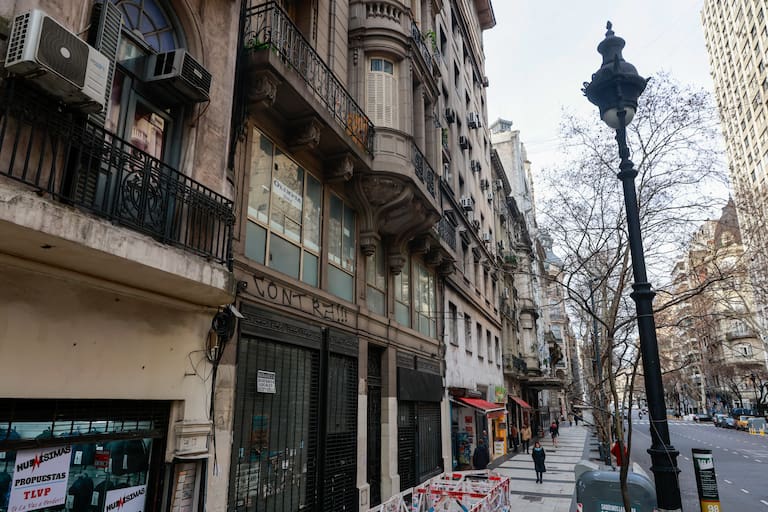 Buenos Aires 18ago26. Av. De Mayo, deterioro de fachadas, locales vacíos, bares cerrados y edificios vacíos ubicados en las cuadras comprendidas entre Cerrito/ Lima y Sáenz Peña/Paraná.