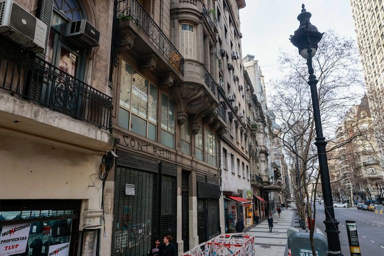 Buenos Aires 18ago26. Av. De Mayo, deterioro de fachadas, locales vacíos, bares cerrados y edificios vacíos ubicados en las cuadras comprendidas entre Cerrito/ Lima y Sáenz Peña/Paraná.