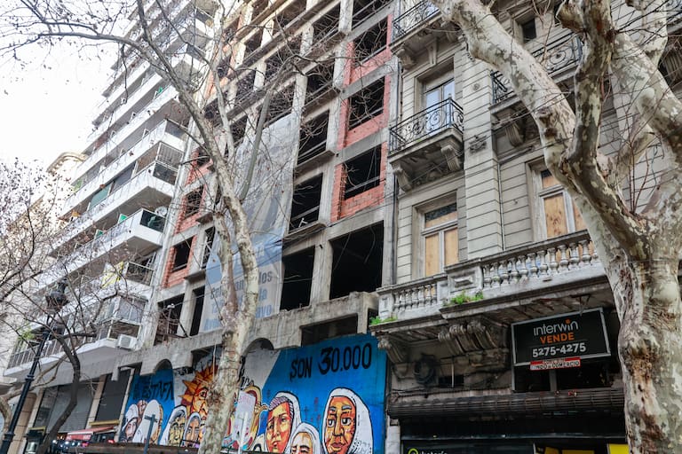 Buenos Aires 18ago26. Av. De Mayo, deterioro de fachadas, locales vacíos, bares cerrados y edificios vacíos ubicados en las cuadras comprendidas entre Cerrito/ Lima y Sáenz Peña/Paraná.