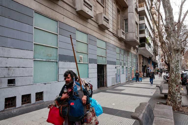Buenos Aires 18ago26. Av. De Mayo, deterioro de fachadas, locales vacíos, bares cerrados y edificios vacíos ubicados en las cuadras comprendidas entre Cerrito/ Lima y Sáenz Peña/Paraná.