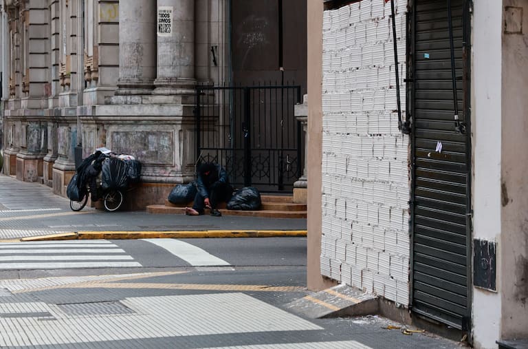 Buenos Aires 18ago26. Av. De Mayo, deterioro de fachadas, locales vacíos, bares cerrados y edificios vacíos ubicados en las cuadras comprendidas entre Cerrito/ Lima y Sáenz Peña/Paraná.