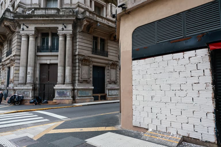 Buenos Aires 18ago26. Av. De Mayo, deterioro de fachadas, locales vacíos, bares cerrados y edificios vacíos ubicados en las cuadras comprendidas entre Cerrito/ Lima y Sáenz Peña/Paraná.