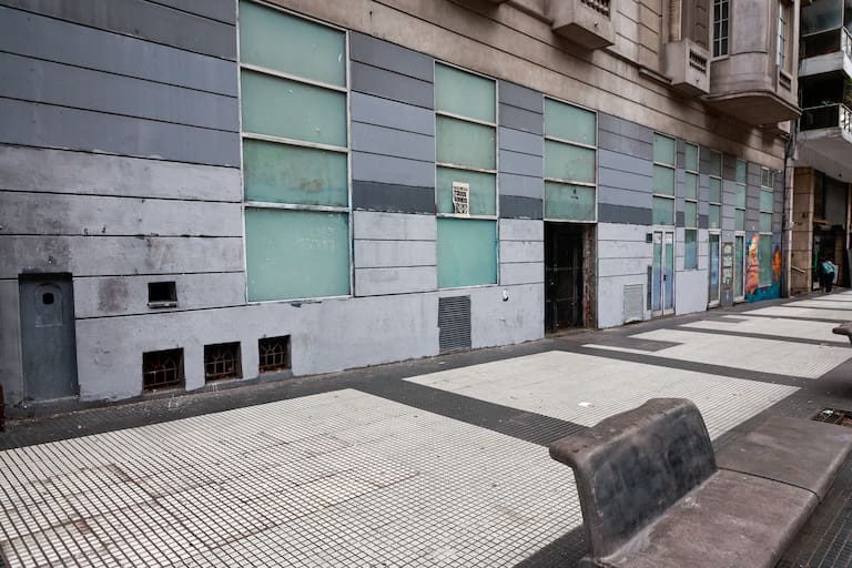 Buenos Aires 18ago26. Av. De Mayo, deterioro de fachadas, locales vacíos, bares cerrados y edificios vacíos ubicados en las cuadras comprendidas entre Cerrito/ Lima y Sáenz Peña/Paraná.