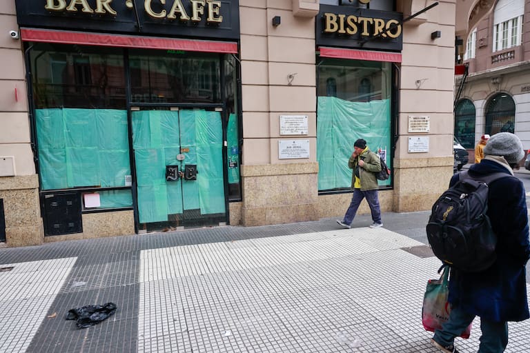 Buenos Aires 18ago26. Av. De Mayo, deterioro de fachadas, locales vacíos, bares cerrados y edificios vacíos ubicados en las cuadras comprendidas entre Cerrito/ Lima y Sáenz Peña/Paraná.