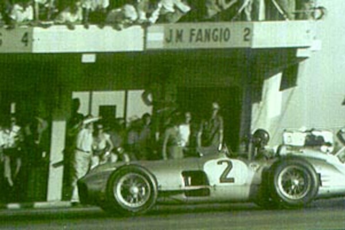 Buenos Aires, 1955. El gran premio más tórrido de la historia. Junto con Bitio Mieres -otro gran caballero-, Fangio soportaba toda la carrera como si tal cosa...