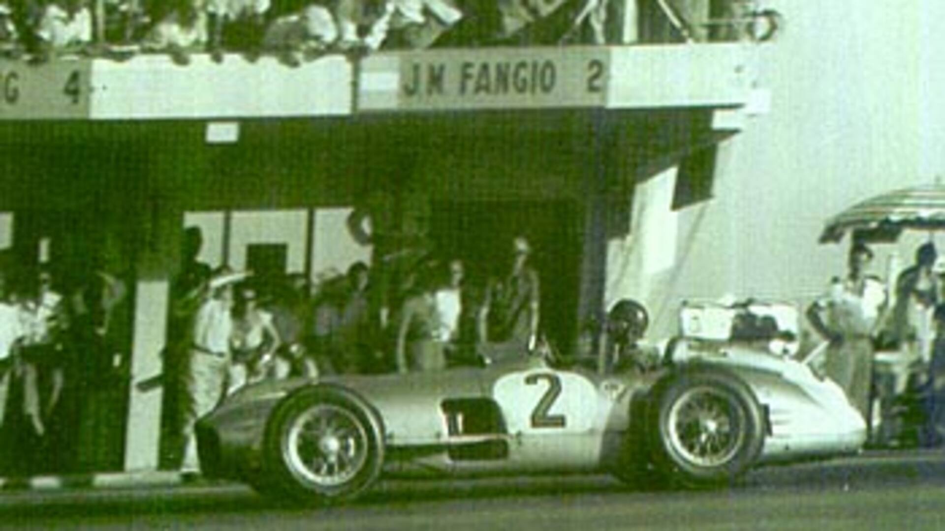 Buenos Aires, 1955. El gran premio más tórrido de la historia. Junto con Bitio Mieres -otro gran caballero-, Fangio soportaba toda la carrera como si tal cosa...