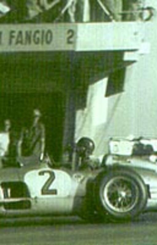 Buenos Aires, 1955. El gran premio más tórrido de la historia. Junto con Bitio Mieres -otro gran caballero-, Fangio soportaba toda la carrera como si tal cosa...