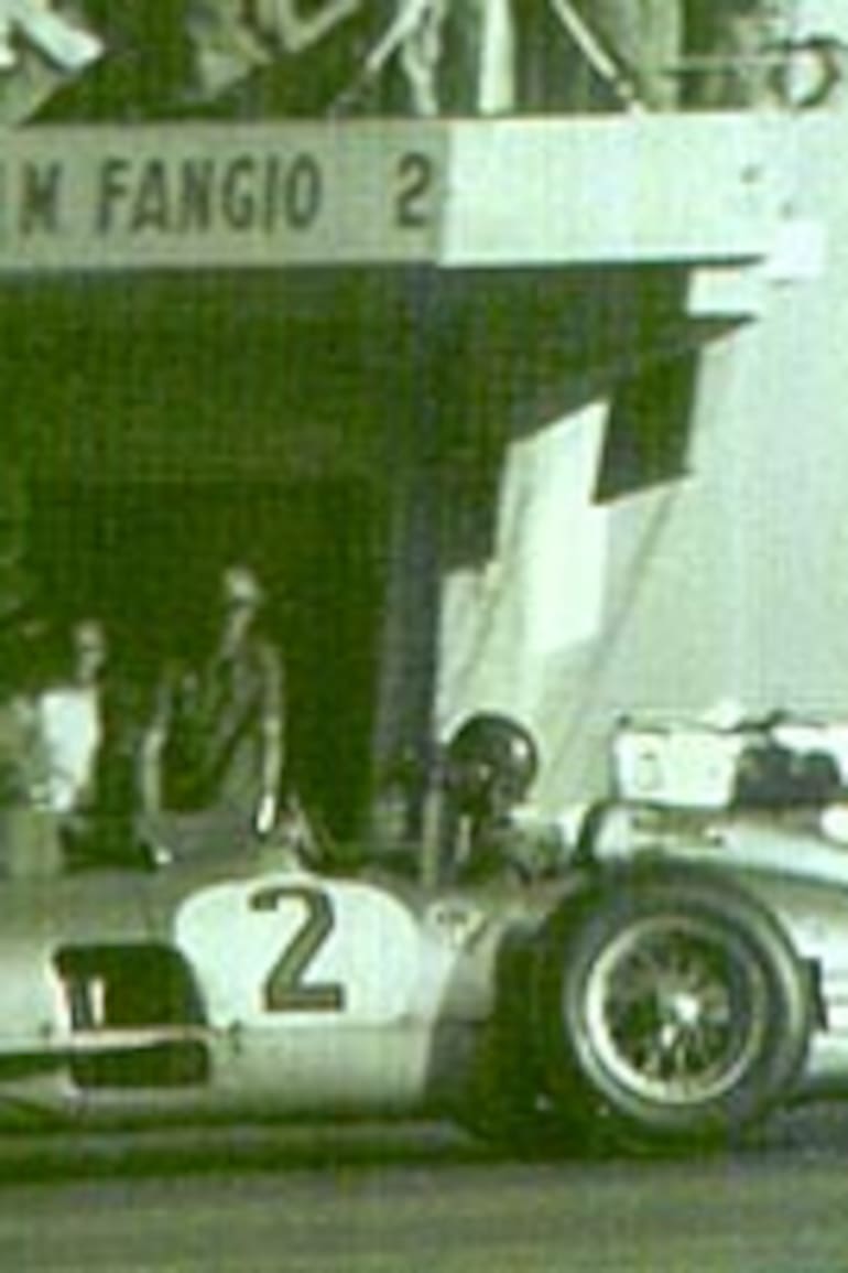 Buenos Aires, 1955. El gran premio más tórrido de la historia. Junto con Bitio Mieres -otro gran caballero-, Fangio soportaba toda la carrera como si tal cosa...