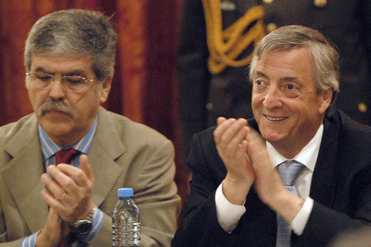 Buenos Aires 20/12/2006 El presidente; NÈstor Kirchner junto al ministro de Planificación, Julio de Vido, en el acto realizado en Casa de Gobierno por el llamado a licitación para la construcción de 163 viviendas, compra y reparación de material ferroviario para la zona de Rio Turbio-Punta Loyola.