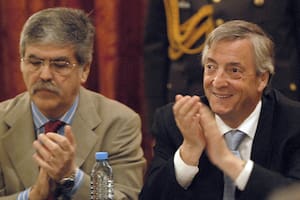 Buenos Aires 20/12/2006 El presidente; NÈstor Kirchner junto al ministro de Planificación, Julio de Vido, en el acto realizado en Casa de Gobierno por el llamado a licitación para la construcción de 163 viviendas, compra y reparación de material ferroviario para la zona de Rio Turbio-Punta Loyola.