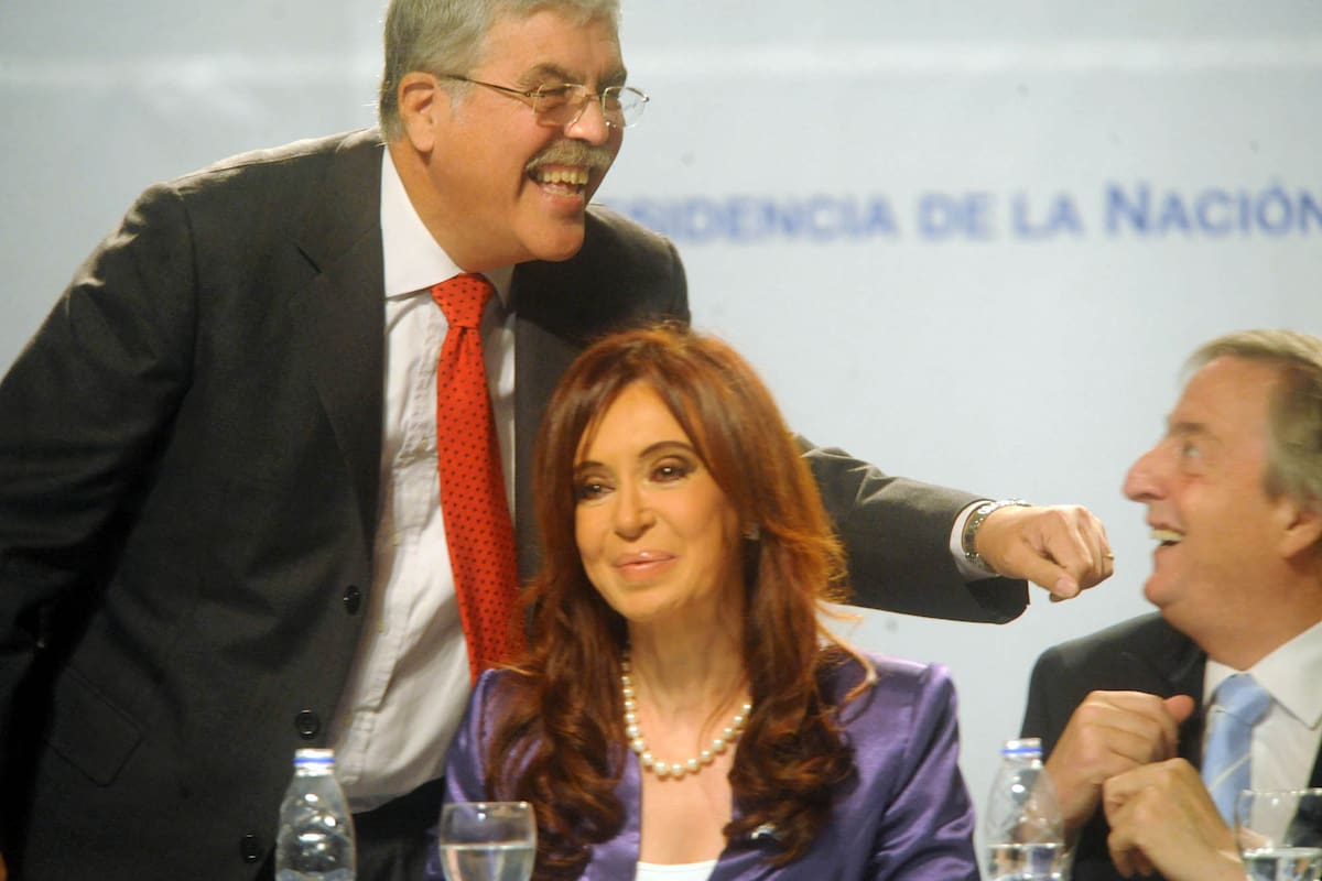 Buenos Aires, 24/05/2010 La presidenta Cristina Fernández de Kirchner, junto al ministro de Planificación Federal, Julio de Vido y al secretario General de UNASUR, NÈstor Kirchner, en la inauguración del Centro Cultural Bicentenario que esta ubicado en el ex Palacio de Correos.
