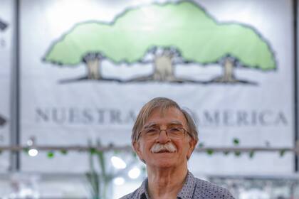 Juan Martín Guevara en el stand de Nuestra América en la Feria del Libro. Rodrigo Nespolo/La Nacion