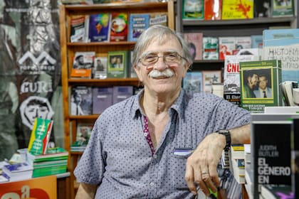 Buenos Aires 29/4/2019. Feria del Libro stand de Nuestra America, el fundador de la editorial Juan Martin Guevara, hemano del Che. Rodrigo Nespolo/La Nacion