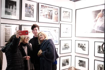 Selfie con obras de Julie Bergadá en el stand de Cecilia Caballero