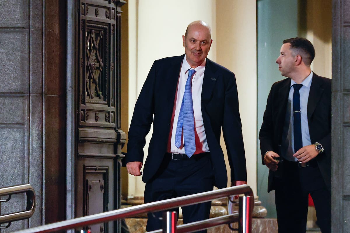 Buenos Aires 9/12/2025. El ministro de Modernización Federico Sturzenegger sale del Congreso de La Nación, luego de reunirse con los diputados del bloque de La Libertad Avanza.