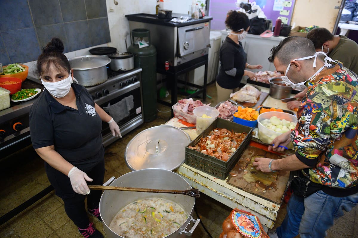 Buenos Aires ABRIL 20 - El Movimiento Social CTEP organiza diariamente ollas Populares en el local, transformado en comedor ubicado en calle Pedro Echague 1265.