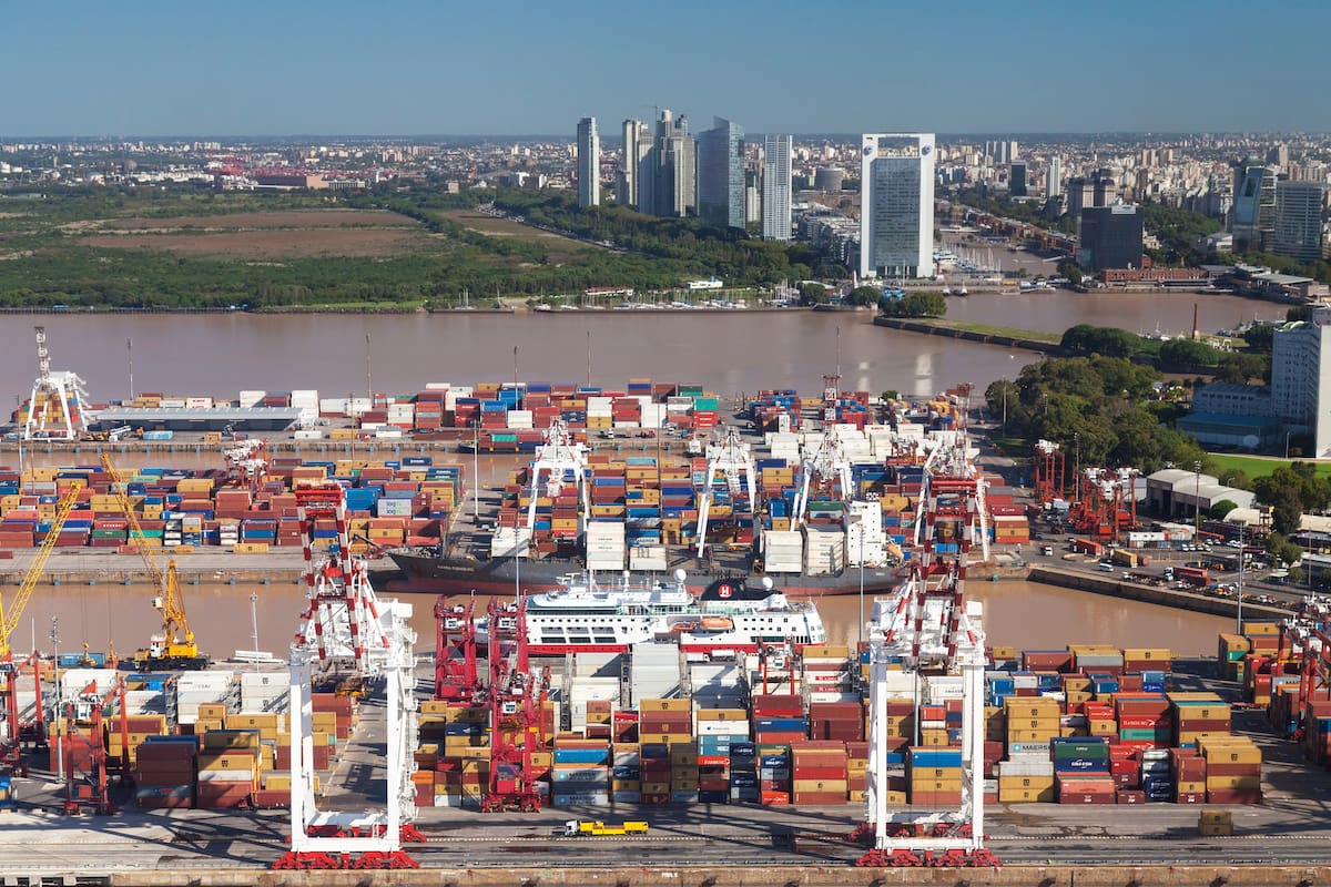 BUENOS AIRES, ARGENTINA DEC 04: View from the helicopter for Buenos Aires, Argentina, 04 December, 2012. Seaport of Buenos Ayres the biggest in South Americapaís no pudo
expandir su producción
y su inserción en el mercado
global; disminuyó
su competitividad
a lo largo de los
últimos años