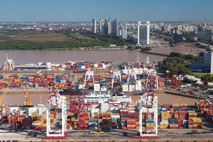 BUENOS AIRES, ARGENTINA DEC 04: View from the helicopter for Buenos Aires, Argentina, 04 December, 2012. Seaport of Buenos Ayres the biggest in South Americapaís no pudo
expandir su producción
y su inserción en el mercado
global; disminuyó
su competitividad
a lo largo de los
últimos años