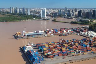 Por el Puerto Buenos Aires entran y salen la mayoría de los contenedores del país