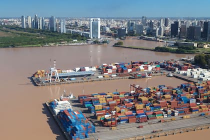 Por el Puerto de Buenos Aires entran y salen la mayoría de los contenedores del país