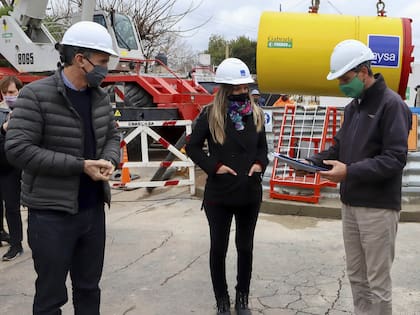 Buenos Aires: El intendente de Esteban Echeverría, Fernando Gray, junto a la titular de Agua y Saneamientos Argentinos ( AySA), Malena Galmarini, y al ministro de Obras Públicas, Gabriel Katopodis, habilitando una nueva red de agua en la localidad bonaerense de El Jagüel.