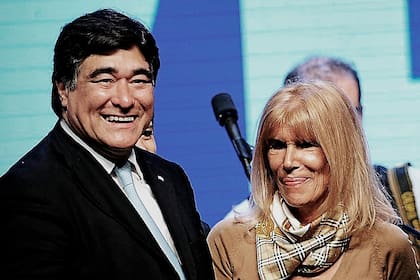 Buenos Aires: El precandidato a presidente del Frente para la Victoria Daniel Scioli junto a su compañero Carlos Zannini, en el predio de Tecnópolis, durante el cierre de campaña del oficialismo con miras a las elecciones primarias del domingo próximo, 6 de agosto 2015. // Crop Alternativo